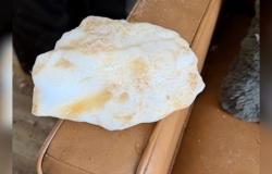 كتلة جليدية تخترق سقف منزل لتسقط على أريكة.. وتحقيق فيدرالي حول مصدرها