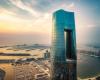 افتتاح أطول فندق في العالم بدبي.. شاهد كيف بُني فوق قطعة أرض صغيرة