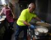 تحذير
      بوجود
      إعصار
      يُجبر
      لاعبي
      إنجلترا
      على
      الاحتماء
      داخل
      المباني